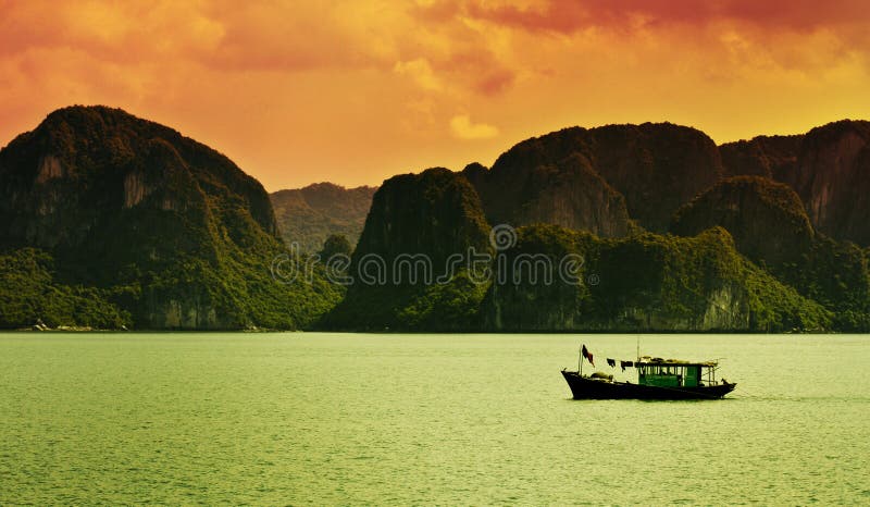 Una barca a vela lungo la costa della Baia di Halong, in Vietnam.