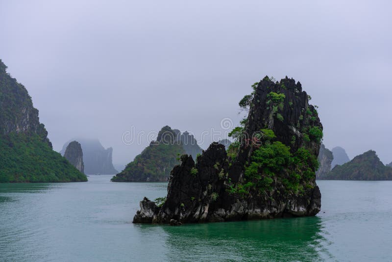 Halong-Bucht in den mystischen Wolken lizenzfreie stockfotos Halong-Bucht in den mystischen Wolken lizenzfreie stockfotos