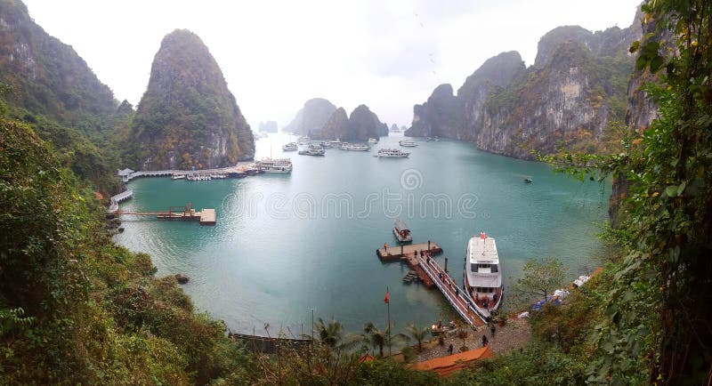 Halong fjärd royaltyfri bild Halong fjärd royaltyfri bild