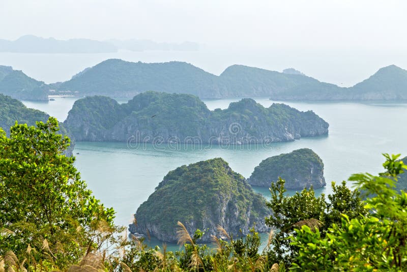 Halong zatoki wysp g?r chiny po?udniowi morze Wietnam zieleni skał miejsce Azja obraz royalty free Halong zatoki wysp g?r chiny po?udniowi morze Wietnam zieleni skał miejsce Azja obraz royalty free