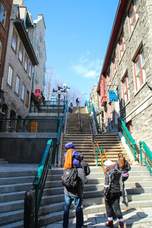 Halsbrekende treden die Quartier-Petit-Champlain van lagere stad verbinden met Hogere stad in de Oude stad van Quebec stock foto Halsbrekende treden die Quartier-Petit-Champlain van lagere stad verbinden met Hogere stad in de Oude stad van Quebec stock foto
