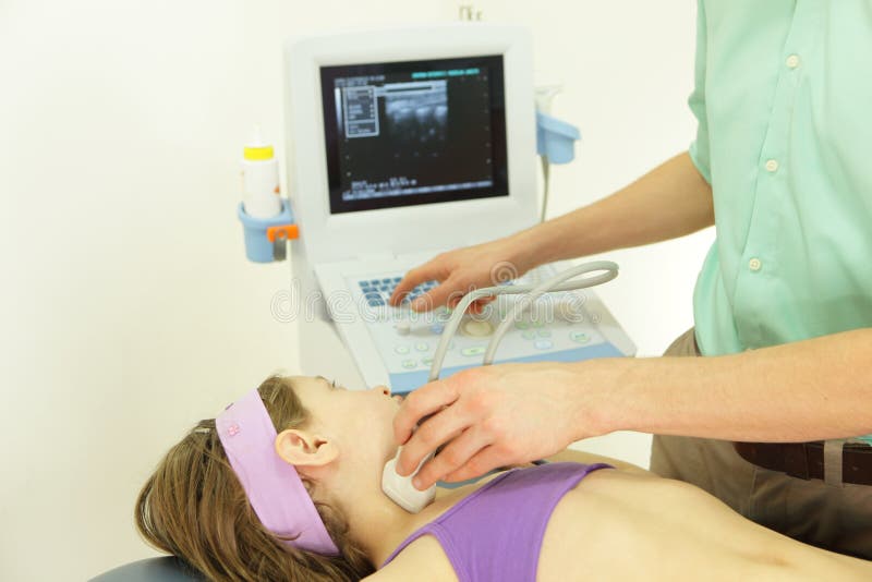 Halsdiagnose des Mädchens mit einem Ultraschall stockbilder Halsdiagnose des Mädchens mit einem Ultraschall stockbilder