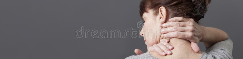 Halsen och skuldran gör en gest för att släppa spänning arkivbild Halsen och skuldran gör en gest för att släppa spänning arkivbild