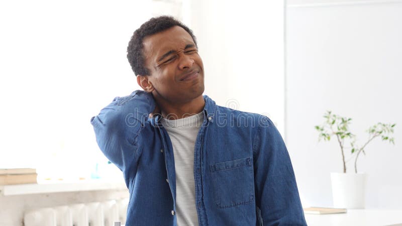 Halsen smärtar, tröttade Afro--amerikanen mannen, stående fotografering för bildbyråer Halsen smärtar, tröttade Afro--amerikanen mannen, stående fotografering för bildbyråer