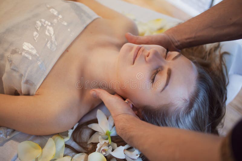 Halsmassage Vrouw die massage in de kuuroordsalon heeft De voet van de vrouw in het water stock foto Halsmassage Vrouw die massage in de kuuroordsalon heeft De voet van de vrouw in het water stock foto