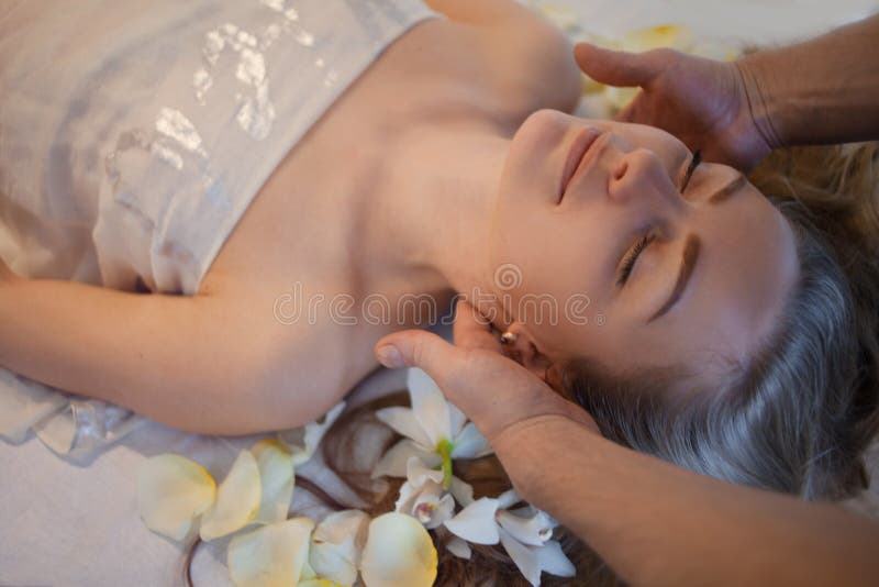 Halsmassage Vrouw die massage in de kuuroordsalon heeft De voet van de vrouw in het water royalty-vrije stock afbeelding Halsmassage Vrouw die massage in de kuuroordsalon heeft De voet van de vrouw in het water royalty-vrije stock afbeelding