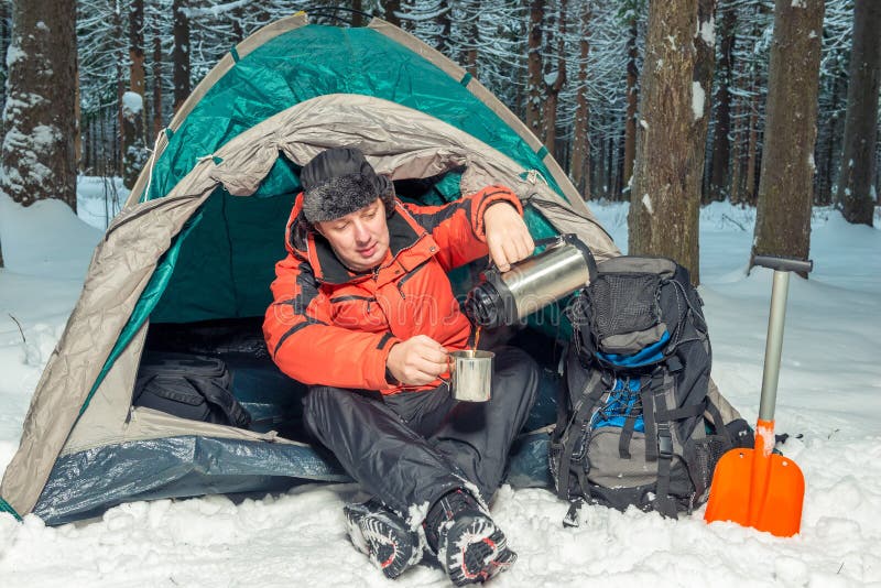 Halten Sie in einer Wanderung im Winterwald an lizenzfreie stockfotografie Halten Sie in einer Wanderung im Winterwald an lizenzfreie stockfotografie
