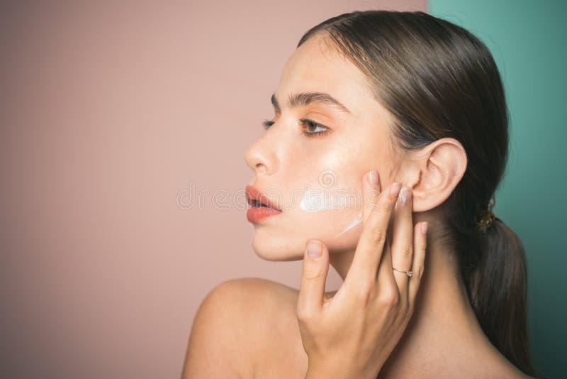 Halten Sie Haut hydratisierte regelm?? ig Feuchtigkeitscreme K? mmern des guten um ihrer Haut Ausgebreitete Creme der Schönheit auf lizenzfreies stockbild