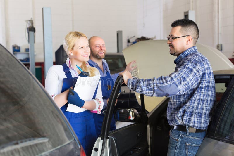 Halten Sie Mannschaft und glücklichen Fahrer instand lizenzfreie stockfotografie Halten Sie Mannschaft und glücklichen Fahrer instand lizenzfreie stockfotografie