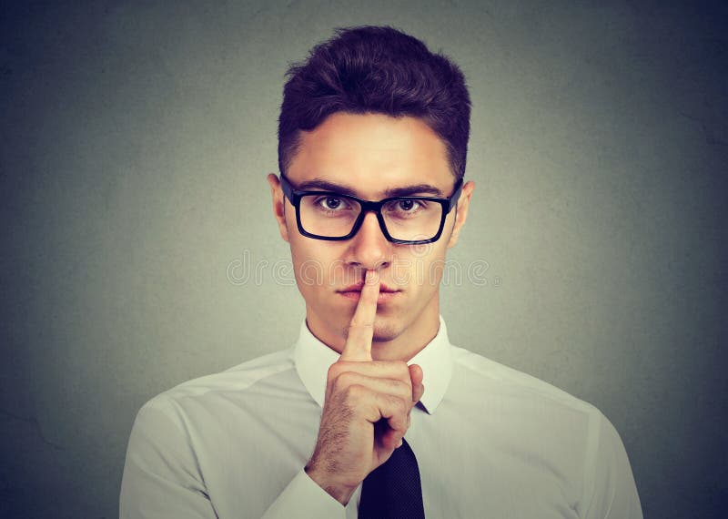 Halten Sie mein Geheimnis Geschäftsmann, der Finger auf den Lippen betrachten Kamera hält stockbilder Halten Sie mein Geheimnis Geschäftsmann, der Finger auf den Lippen betrachten Kamera hält stockbilder