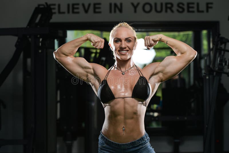 Halterofilista da mulher que dobra os músculos foto de stock Halterofilista da mulher que dobra os músculos foto de stock