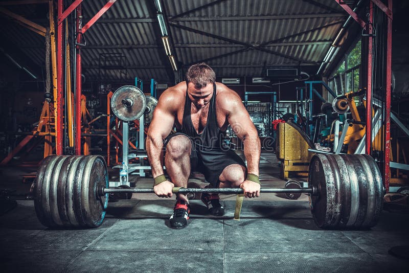 Halterofilista que prepara-se para o deadlift do barbell fotografia de stock Halterofilista que prepara-se para o deadlift do barbell fotografia de stock