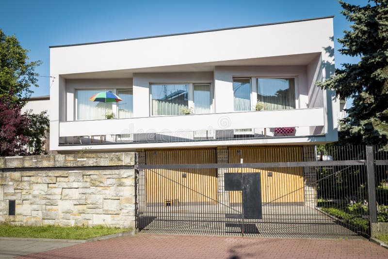 Halv-fristående hus i modern stil royaltyfri fotografi Halv-fristående hus i modern stil royaltyfri fotografi
