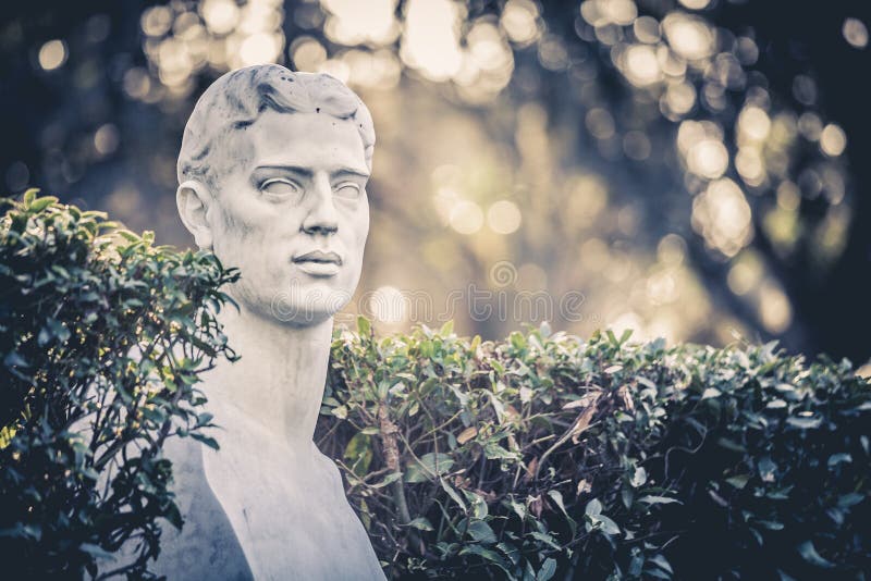 Halv kroppstaty i Giardinien Trädgård del Pincio i Rome, Italien arkivbild