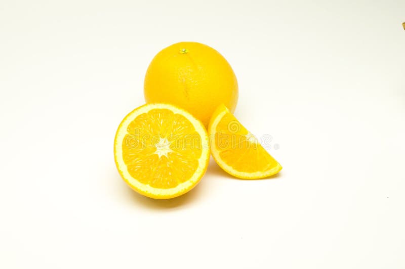Halv orange frukt och två segment eller cantles som isoleras på vitt bakgrundsutklipp arkivbild Halv orange frukt och två segment eller cantles som isoleras på vitt bakgrundsutklipp arkivbild