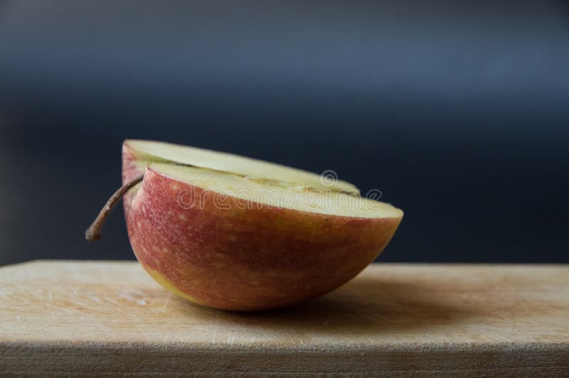 Halva av ett äpple II royaltyfri bild Halva av ett äpple II royaltyfri bild