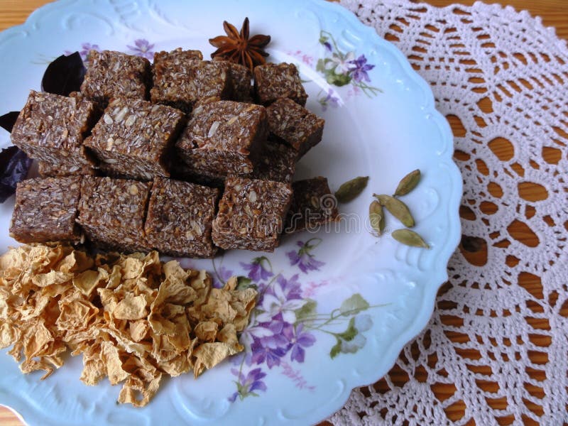 Halva owsów różanych płatków kakaowy kardamon, gwiazdowy anyż zdjęcia stock Halva owsów różanych płatków kakaowy kardamon, gwiazdowy anyż zdjęcia stock