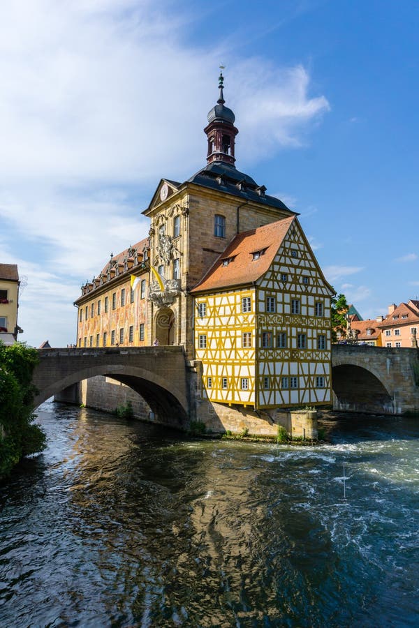Halva timrat stadshus i Bamberg på den Bayern för blå himmel Tyskland arkivbilder Halva timrat stadshus i Bamberg på den Bayern för blå himmel Tyskland arkivbilder