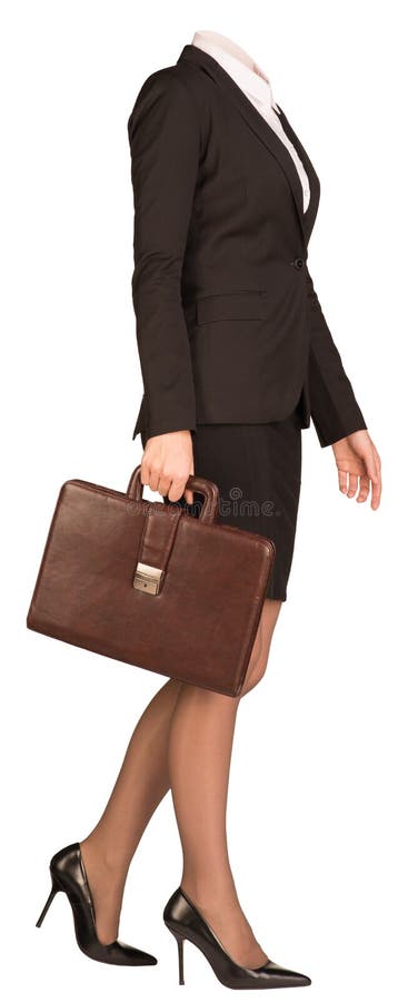 Halva-vänd kvinnakropp som går med resväskan