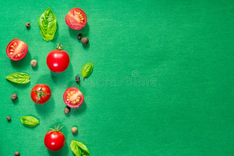 Halverade saftiga Cherry Tomatoes och Basil Leaves på en grön bakgrund Begrepp f?r sund n?ring Top besk?dar kopiera avst?nd arkivfoto Halverade saftiga Cherry Tomatoes och Basil Leaves på en grön bakgrund Begrepp f?r sund n?ring Top besk?dar kopiera avst?nd arkivfoto