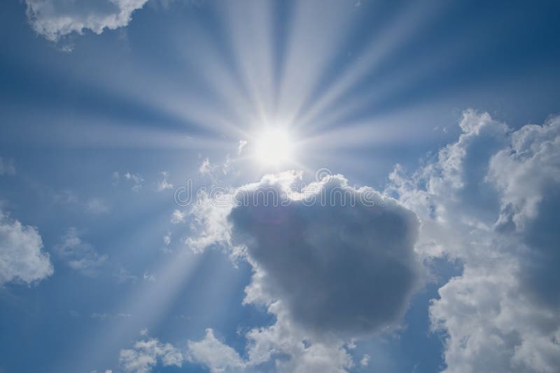 Halvt skinn för glänsande sol vid moln härliga blåa sunbeams för sun för oklarhetsstrålsky Solstrålar över alla bild fotografering för bildbyråer Halvt skinn för glänsande sol vid moln härliga blåa sunbeams för sun för oklarhetsstrålsky Solstrålar över alla bild fotografering för bildbyråer