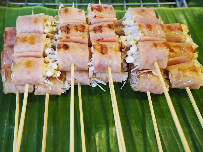 Ham Wrapped Mushroom grelhado nas varas de bambu imagens de stock Ham Wrapped Mushroom grelhado nas varas de bambu imagens de stock