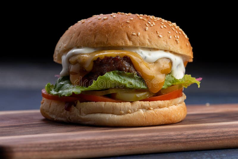 Meio Hamburger Do Bacon Da Libra E Queijo Americano Amarelo Clássico Com Um  Lado Das Batatas Fritas Imagem de Stock - Imagem de tomate, batata:  148020475