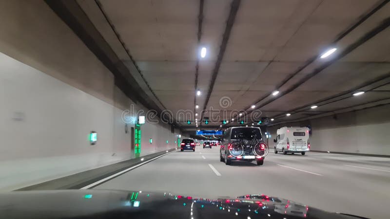 Hambourg allemagne 28 juillet 2024 : traverser un tunnel multivoie sur l'autoroute allemande a7 près de hambourg clips vidéos