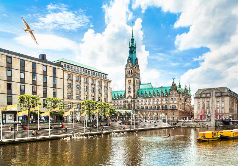 Hermoso de la ciudad sala a un rio, alemania.