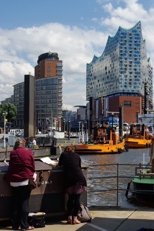 HAMBURG, DUITSLAND - JULI 18, 2015: De mening van Hamburg van de havenplaats, Hamburg is de tweede - grootste stad in Duitsland e royalty-vrije stock fotografie HAMBURG, DUITSLAND - JULI 18, 2015: De mening van Hamburg van de havenplaats, Hamburg is de tweede - grootste stad in Duitsland e royalty-vrije stock fotografie