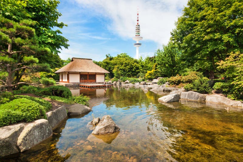 Bellissimo da giapponese giardino famoso ricevitore telecomunicazioni la Torre,, germania.