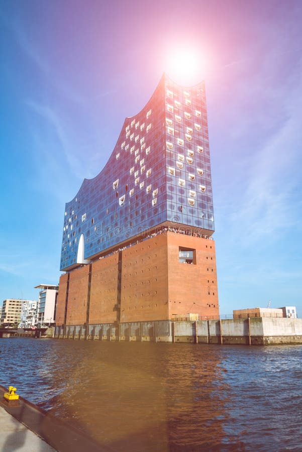 HAMBURG, GERMANY - May 28, 2017: The concert hall Elbphilharmonie with Sunflares above royalty free stock photography HAMBURG, GERMANY - May 28, 2017: The concert hall Elbphilharmonie with Sunflares above royalty free stock photography