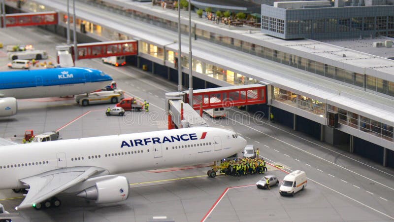 HAMBURG NIEMCY, MARZEC, - 8th, 2014: Boeing 777 model Air France czekanie dla pushback przy Flughafen Wunderland Do zdjęcie stock HAMBURG NIEMCY, MARZEC, - 8th, 2014: Boeing 777 model Air France czekanie dla pushback przy Flughafen Wunderland Do zdjęcie stock