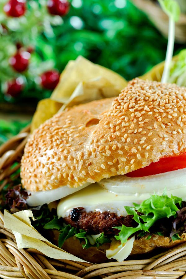 Hamburger stockfoto. Bild von fleisch, mahlzeit, gebildet - 102322280