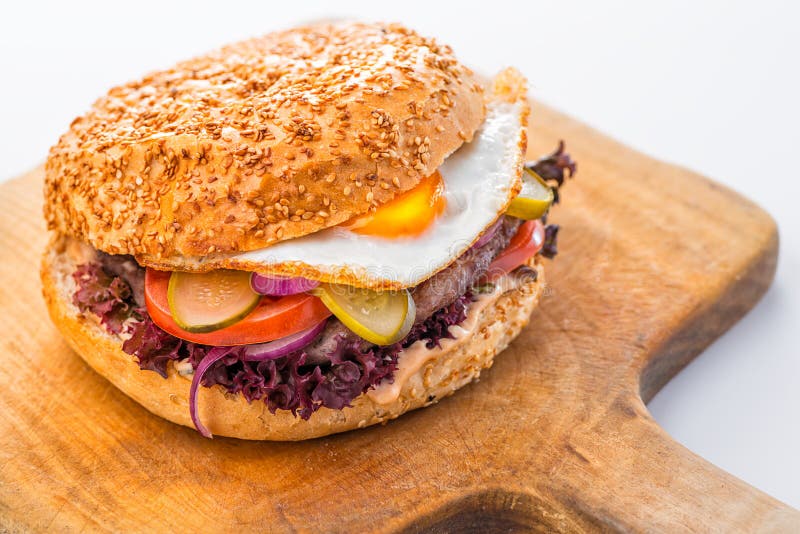 Hamburger Americano Originale Delizioso Con Manzo Arrostito L Uovo E Le Verdure Sul Piatto Sullo Spuntino O Sul Pranzo Bianco Immagine Stock Immagine Di Gourmet Fresco