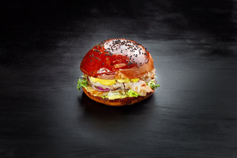 Hamburger com queijo, bife, anéis de cebola, alface, abacaxi e bacon imagem de stock royalty free Hamburger com queijo, bife, anéis de cebola, alface, abacaxi e bacon imagem de stock royalty free