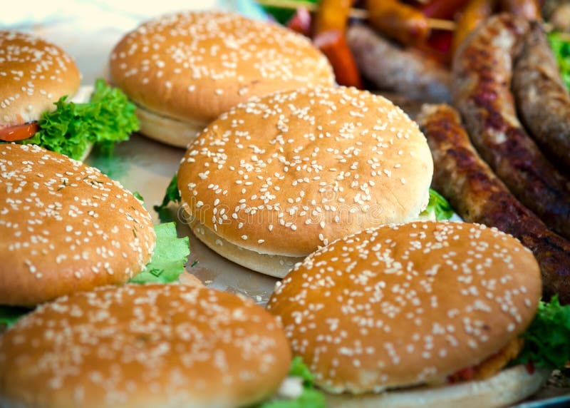 Hamburger com salada e carne, alimento da rua Foco seletivo imagens de stock royalty free Hamburger com salada e carne, alimento da rua Foco seletivo imagens de stock royalty free