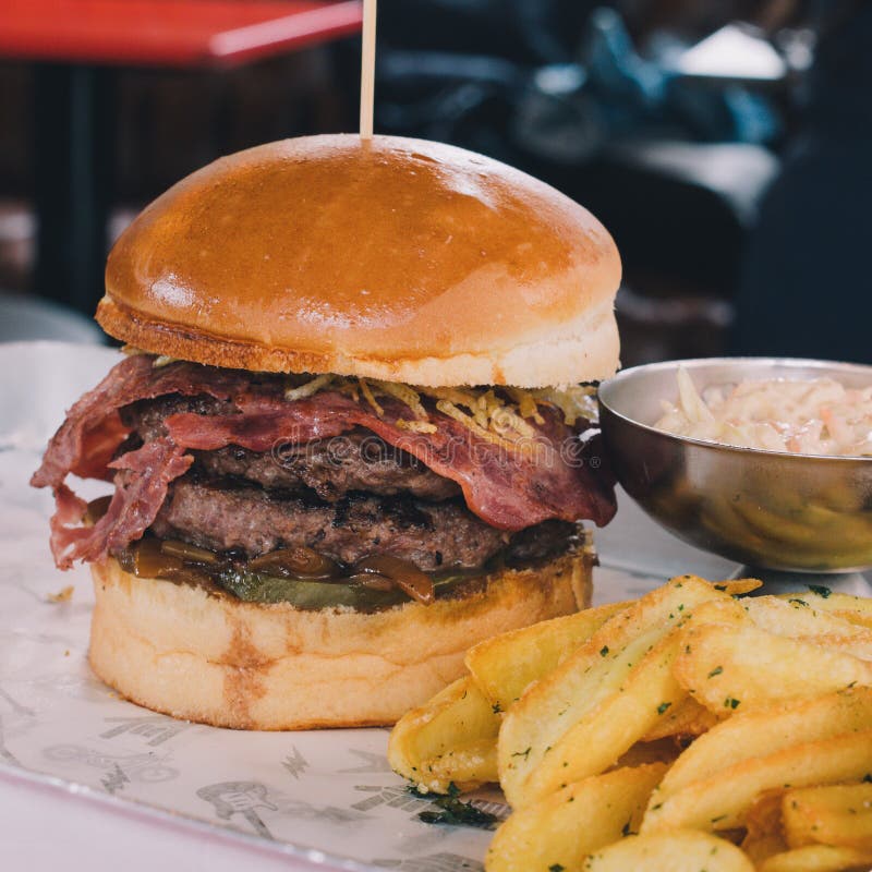 Hamburger con l'insalata dell'insalata di cavoli e della patata immagine stock libera da diritti Hamburger con l'insalata dell'insalata di cavoli e della patata immagine stock libera da diritti