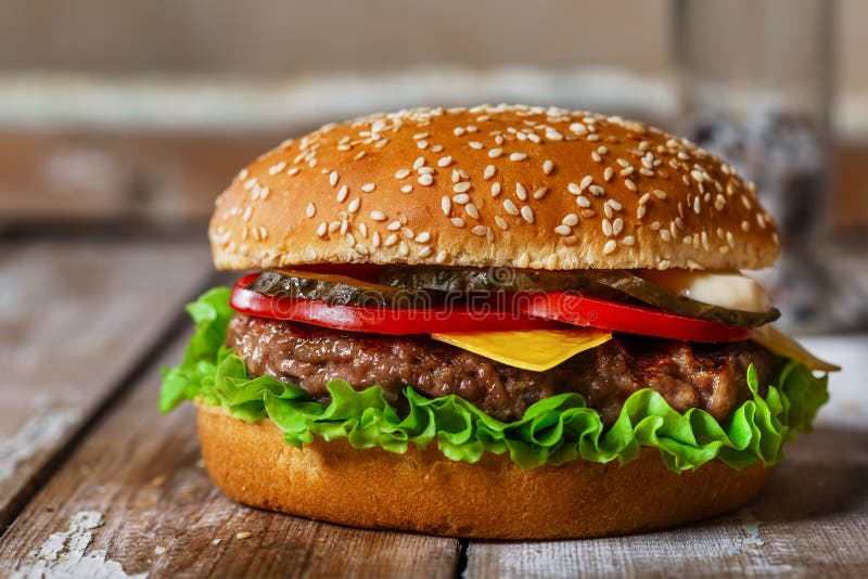 Chuleta de ternera la parrilla sobre el de madera superficie.