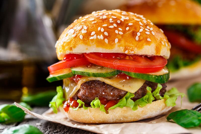 Hamburger de boeuf photos libres de droits Hamburger de boeuf photos libres de droits