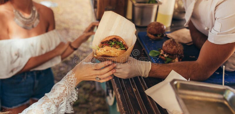 Hamburger de camion de nourriture image stock Hamburger de camion de nourriture image stock