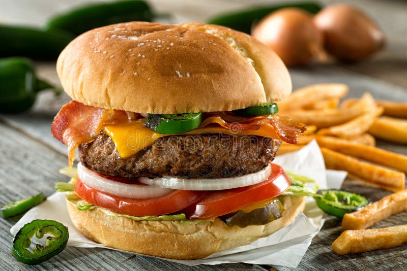Hamburger de Jalapeno de cheddar de lard photos libres de droits Hamburger de Jalapeno de cheddar de lard photos libres de droits