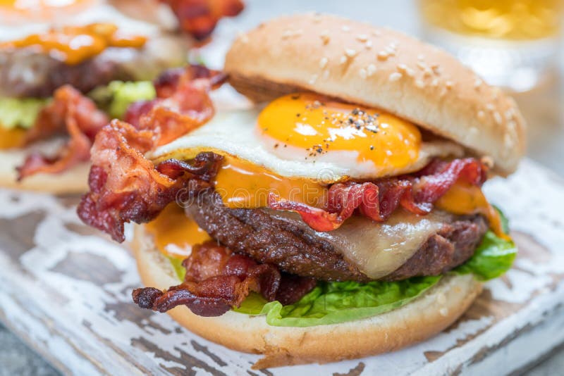 Hamburger de lard avec de la laitue et le fromage d'oeufs image libre de droits Hamburger de lard avec de la laitue et le fromage d'oeufs image libre de droits