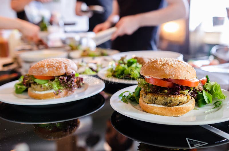 Hamburger de quinoa de Vegan dans un restaurant Hamburger de quinoa de Vegan dans un restaurant