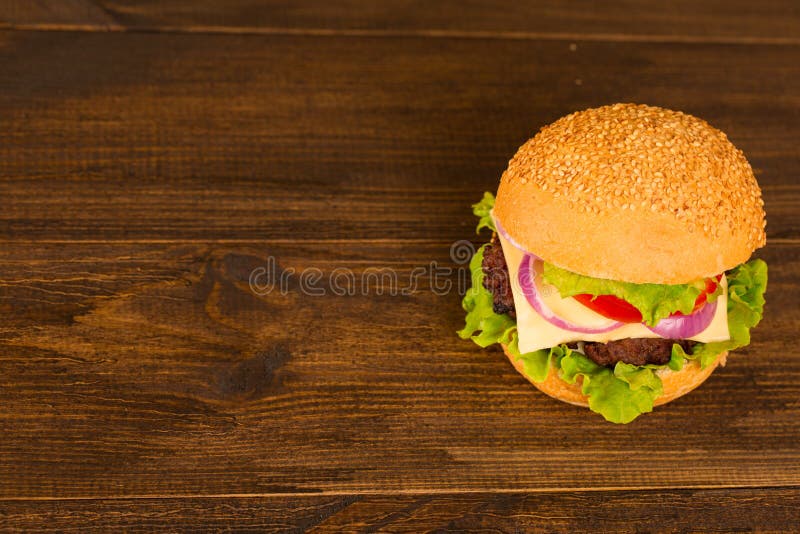 Hamburger del bbq di vista superiore sui precedenti di legno immagine stock libera da diritti Hamburger del bbq di vista superiore sui precedenti di legno immagine stock libera da diritti