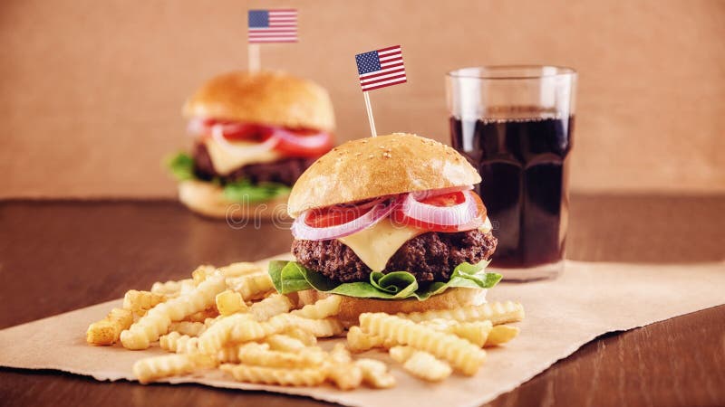 Hamburger Del Formaggio Americano Con Le Patate Fritte E La Cola Fotografia Stock Immagine Di Veloce Francese