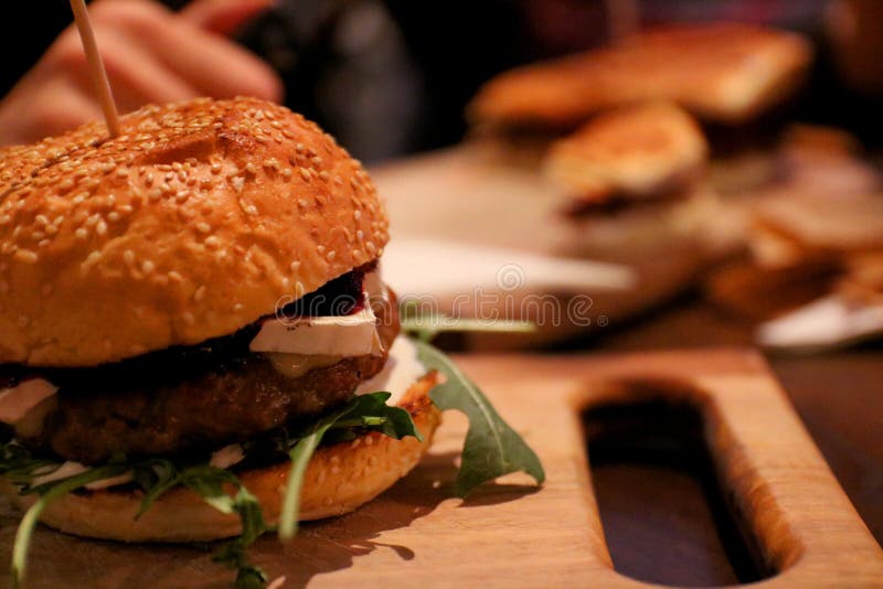 Hamburger del manzo fotografie stock libere da diritti Hamburger del manzo fotografie stock libere da diritti