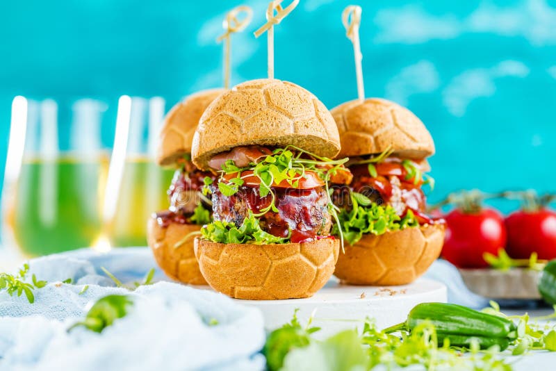 Hamburger deliziosi freschi nella forma di calcio di calcio