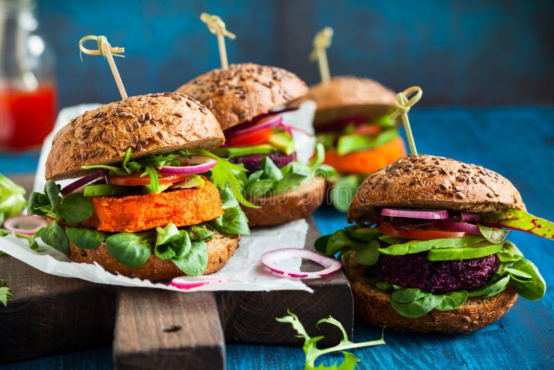 Hamburger della barbabietola e della carota della verdura fotografia stock Hamburger della barbabietola e della carota della verdura fotografia stock