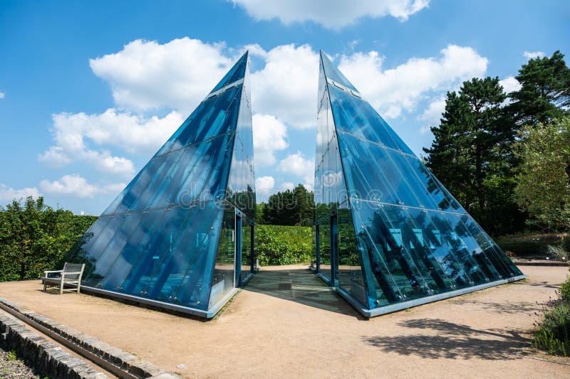 Hamburger 19. Juli 2024 Doppelglas-Pyramide am loki schmidt botanischer Garten der Universität